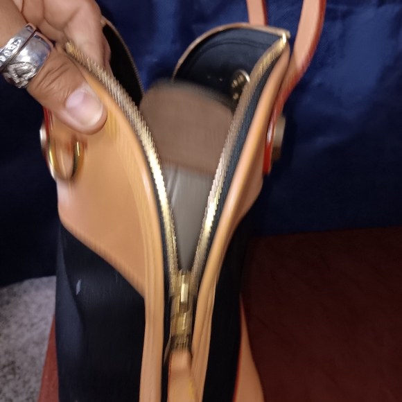 Dooney and bourke satchel - Picture 6 of 13